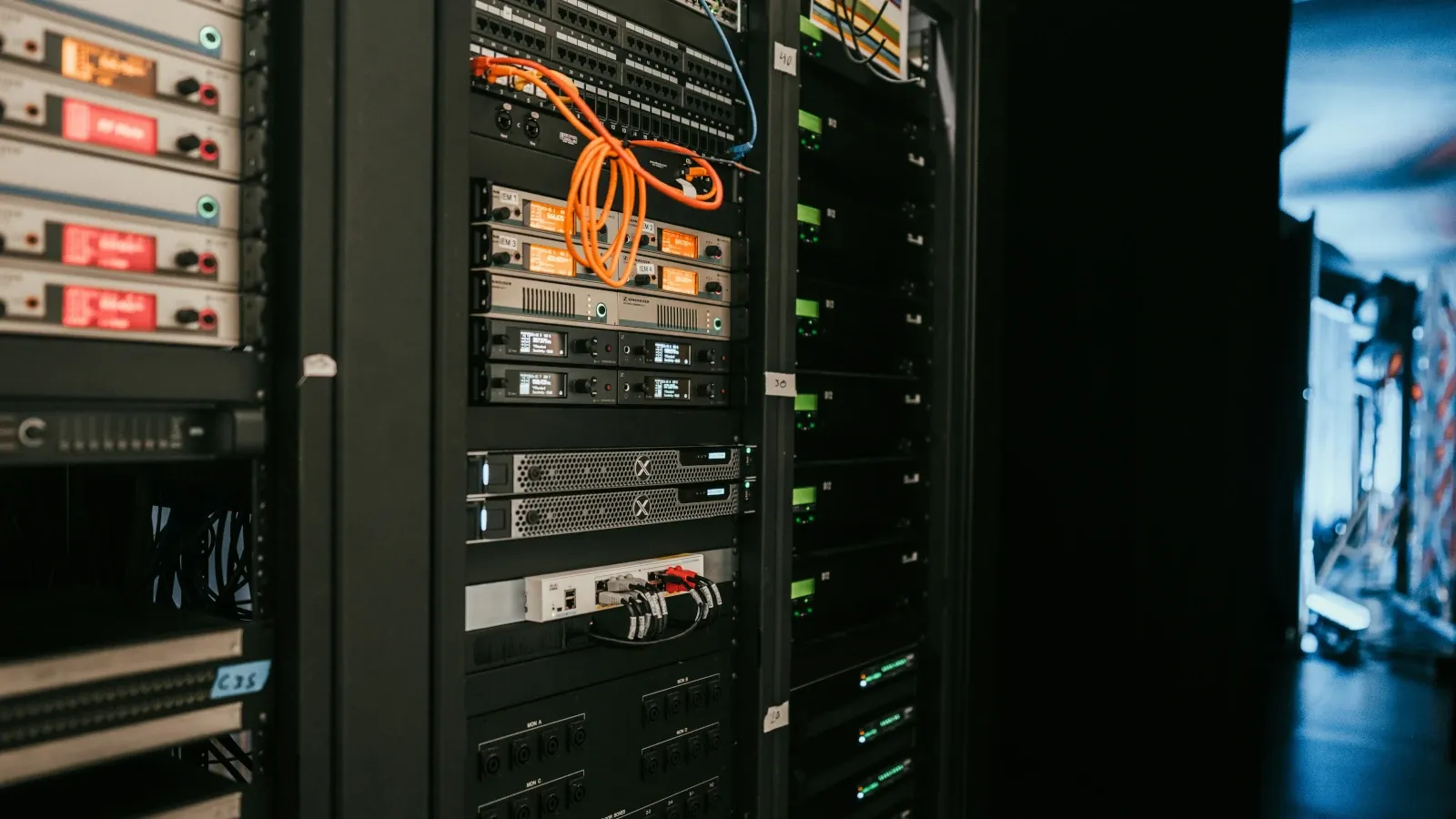 Alternatives to VMware OEM Support.webp